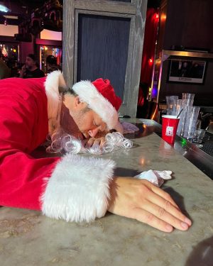 Blake Shelton Instagram - Santa's had a long night.. watch the @barmageddonusa Holiday special tonight on @usanetwork!  #Barmageddon
