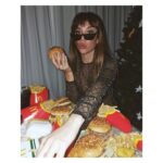 Blanca Suárez Instagram - 🍔X d o b l e X🍔 Queridos reyes magos, quiero: Big Mac doble (que está por tiempo limitado), quiero doble de carne, doble de patatas, doble de Coca-Cola Zero, doble de brilli brilli, quiero doble de todo por favor.... @mcdonalds_es @cocacola_esp #BigMacDOBLE #ad