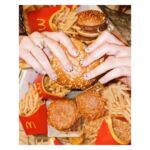 Blanca Suárez Instagram - 🍔X d o b l e X🍔 Queridos reyes magos, quiero: Big Mac doble (que está por tiempo limitado), quiero doble de carne, doble de patatas, doble de Coca-Cola Zero, doble de brilli brilli, quiero doble de todo por favor.... @mcdonalds_es @cocacola_esp #BigMacDOBLE #ad