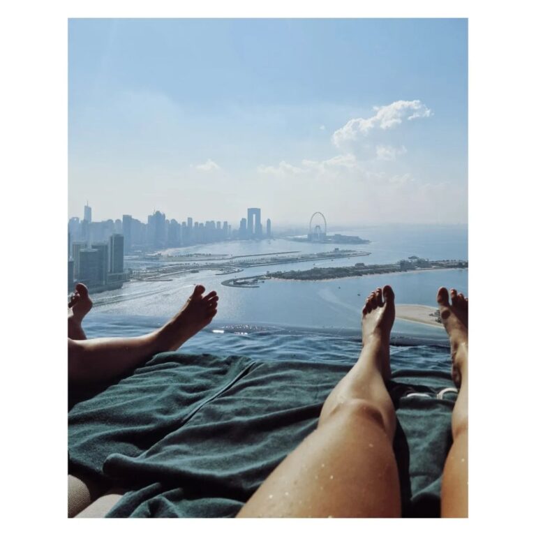 Blanca Suárez Instagram - a 200 metros de altura @auraskypool.dubai with @palomarodriguezjuanes ♡ - @inspiringsoho @visit.dubai Aura Skypool Dubai