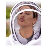 Blanca Suárez Instagram – Orgullosa de formar parte de la familia @Guerlain y compartir su compromiso de protección de las abejas.
Hoy es el Día Mundial de las Abejas. Muchos tesoros y recursos naturales dependen de las 🐝 🐝 🐝
Comprometerse con su protección significa esforzarse por transmitir las maravillas de la Naturaleza a las generaciones futuras, salvaguardando su futuro.
#GuerlainForBees  #WorldBeeDay