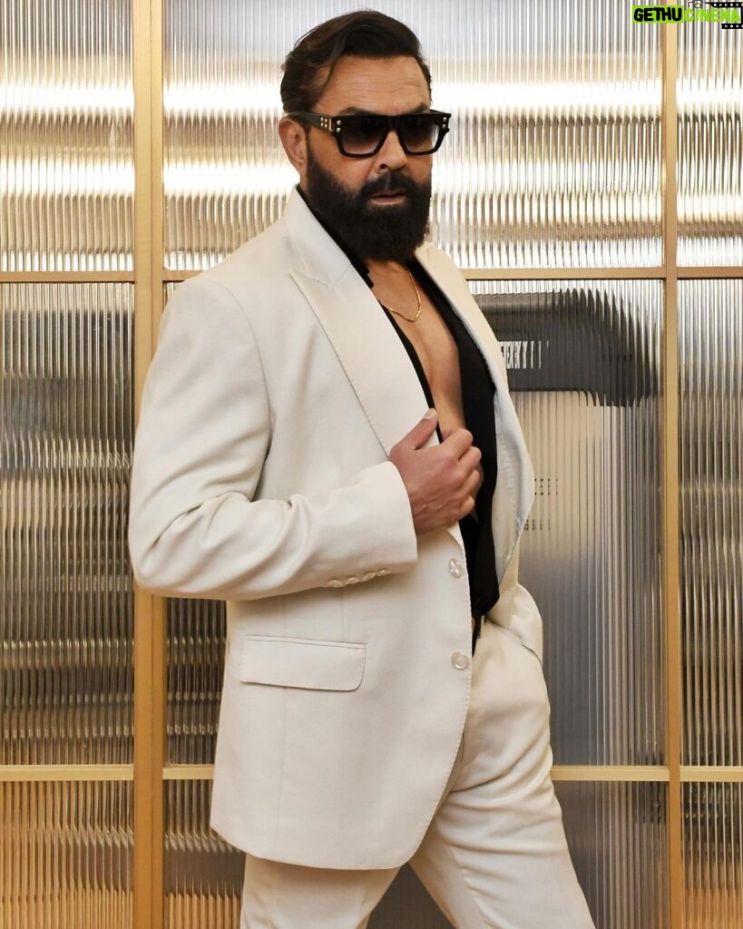 Bobby Deol Instagram - Special Night 🖤💫 Outfit by : @ashishnsoniofficial @nashishsoni Styled by : @taniadeol Make-up by : @makeup_sidd Hair styled by : @Aalimhakim @shahrukhmohd786 📸 : @pramodrthakur007