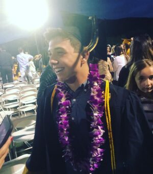 Bradley Steven Perry Instagram - I may be smiling here, but my current face is the girl on the right knowing summer classes already started.
Fully a college student now🙌🏻🙌🏻 Congrats to the class of 2017🎓