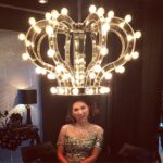 Brenda Song Instagram - This chandelier tho!!! How could I not?!? 👑🐝😝@slsbeverlyhills @inn8creative @modelistemagazine @youcamapps #YouCamMakeup