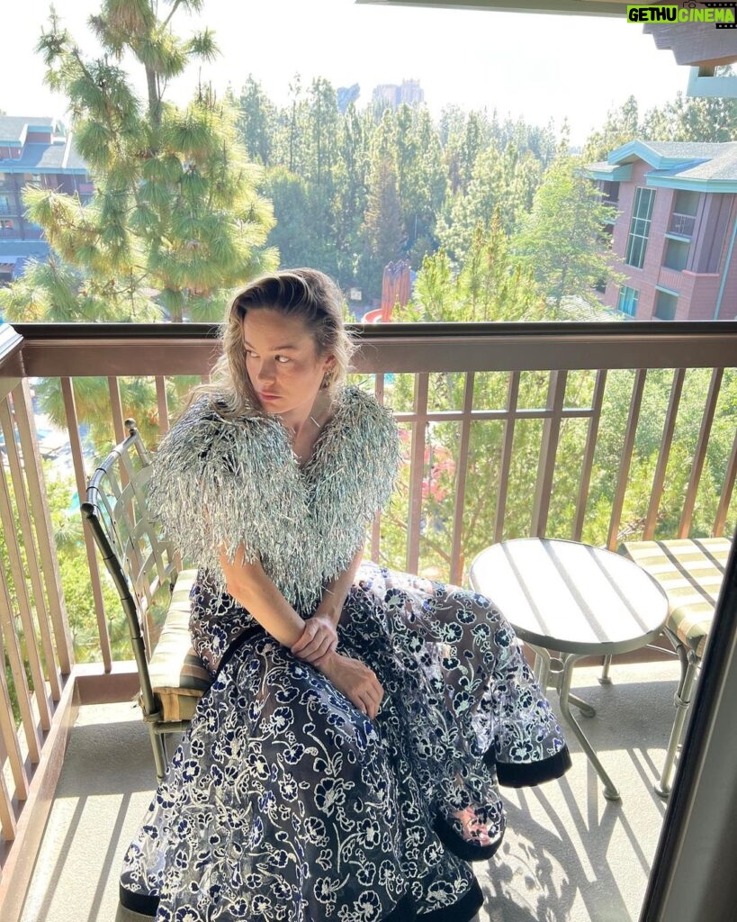 Brie Larson Instagram - Impromptu eleganza photo shoot at Disneyland’s Grand Californian hotel in @rodarte for my health
