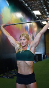Brooke Ence Instagram - I can’t stress enough how important a good warm up is before a workout. Not only can it lessen your chances of injury, but it also helps increase blood flow to your muscles and may even help reduce muscle soreness. 😁 In the @nakedprogram app you’ll get detailed warm ups every day that coincide with the daily workout. So if you’re done with guessing on how to work out and warm up, now’s the best time to join the #nakedfam because our Fall Challenge starts Monday. For just $50 you’ll get 8 weeks of fitness, nutrition, and community, but you have to join before Monday. Link in bio for more info. Here’s a barbell complex warm up that I did before my workout this morning: 1a. Cuban Press - 3x6 1b. Bent Over Row - 3x15 1c. Upright Row - 3x15 2a. Behind the Neck Press - 3x15 2b. Snatch Grip OH Shrug - 3x15 2c. Snatch Grip Shrug - 3x15