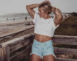 Brooke Ence Instagram - I don’t think this Utah girl will ever adapt to the Florida Humidity. Summertime is next level DAMP! 
And before you say it.. I KNOW ITS GOOD FOR MY SKIN 🙄lol 

Anyways….
Who knew this was going to be such a sweaty photo shoot. 😅  a comfortable 90 degrees outside with 65% humidity! 
… i mean WOW  lol 

And yet, @joshuashultz still managed to work his magic. 
#itmakesence