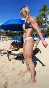 Brooke Ence Instagram - Get it in while you can fit it in! 5 rounds: 25 squats 25 RDL 30 alt reverse lunge 25 push up Even on family vacation in Hawaii 😁 a little everyday goes a long way #itmakesence #nakedtraining #beachworkout Kaneohe, Hawaii