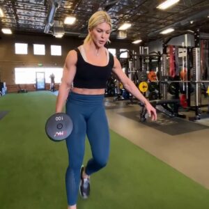 Brooke Ence Instagram - Today’s @nakedprogram core work calls for two movements that will have you working anti-rotation. The goal here is to maintain good posture and resist twisting or leaning toward the side the weight is pulling you.

1a. Suit Case Carry 3x25 yards each side
1b. Landmine Bar Rotations 3x10 each side

Time to get those abs? Join me in my 8-week transformation challenge and win a spot at my next fitness retreat in my hometown! 👉Link in bio.

#lookgoodnaked