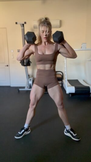Brooke Ence Instagram - Little somethin from Naked Training 
“Peaches Program” 🍑 
#IYKYK 
4x8
Double Pause Back Squat
Super Set: 3x10 ea
Bulgarian split squat
Stagger Stance Hip Extension 
Super Set: 3x10
KB RDL
DB Sumo Squat