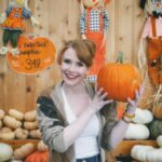 Bryce Dallas Howard Instagram – Hey, October 😉🍂⁣⁣
⁣⁣
📸: @andiejjane⁣⁣
⁣⁣
[ID: BDH playfully poses in front of a display at @traderjoes with pumpkins of all different shapes, sizes, and colors. In full autumn vibes, she wears navy blue jeans, a white t-shirt, and a beige and brown cardigan. 3 smiling scarecrows hang on the wall in the back.]⁣