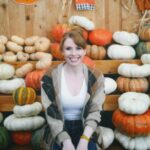 Bryce Dallas Howard Instagram – Hey, October 😉🍂⁣⁣
⁣⁣
📸: @andiejjane⁣⁣
⁣⁣
[ID: BDH playfully poses in front of a display at @traderjoes with pumpkins of all different shapes, sizes, and colors. In full autumn vibes, she wears navy blue jeans, a white t-shirt, and a beige and brown cardigan. 3 smiling scarecrows hang on the wall in the back.]⁣