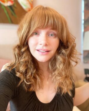 Bryce Dallas Howard Instagram - After ➡️ Before! I love these curls 😍 ⁣
⁣
[ID: BDH shows off her new curly hair (using the Satin Heatless Curling Set by Kitsch) with transformative after and before selfies.]