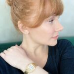 Bryce Dallas Howard Instagram - I wore this beautiful Panthère de Cartier watch all around the world while traveling for Jurassic — and always kept it set to Pacific Time so I knew when to call home 💛 ⁣ ⁣ My adventure with @cartier started 16 years ago with my first short film as a director, “Orchids,” sponsored by Cartier and Glamour Magazine. I distinctly remember trying to keep my cool as I picked the watch for Alfred Molina and necklace and earrings for @katherinewaterston to wear. And since then, to mark significant occasions in my life, my husband has always known to go to Cartier.⁣ ⁣ From supporting my first film all those years ago to lending me this exquisite watch today, thank you @cartier for keeping me present, punctual, and in style. #NotAnAd⁣ ⁣ [ID: BDH in a navy blue sweater poses for a photo, featuring a gold Panthère de Cartier watch on her left wrist.]