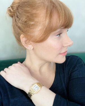 Bryce Dallas Howard Instagram - I wore this beautiful Panthère de Cartier watch all around the world while traveling for Jurassic — and always kept it set to Pacific Time so I knew when to call home 💛 ⁣
⁣
My adventure with @cartier started 16 years ago with my first short film as a director, “Orchids,” sponsored by Cartier and Glamour Magazine. I distinctly remember trying to keep my cool as I picked the watch for Alfred Molina and necklace and earrings for @katherinewaterston to wear. And since then, to mark significant occasions in my life, my husband has always known to go to Cartier.⁣
⁣
From supporting my first film all those years ago to lending me this exquisite watch today, thank you @cartier for keeping me present, punctual, and in style. #NotAnAd⁣
⁣
[ID: BDH in a navy blue sweater poses for a photo, featuring a gold Panthère de Cartier watch on her left wrist.]