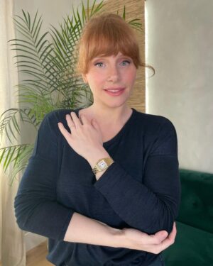 Bryce Dallas Howard Instagram - I wore this beautiful Panthère de Cartier watch all around the world while traveling for Jurassic — and always kept it set to Pacific Time so I knew when to call home 💛 ⁣
⁣
My adventure with @cartier started 16 years ago with my first short film as a director, “Orchids,” sponsored by Cartier and Glamour Magazine. I distinctly remember trying to keep my cool as I picked the watch for Alfred Molina and necklace and earrings for @katherinewaterston to wear. And since then, to mark significant occasions in my life, my husband has always known to go to Cartier.⁣
⁣
From supporting my first film all those years ago to lending me this exquisite watch today, thank you @cartier for keeping me present, punctual, and in style. #NotAnAd⁣
⁣
[ID: BDH in a navy blue sweater poses for a photo, featuring a gold Panthère de Cartier watch on her left wrist.]