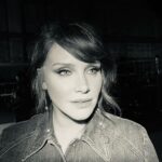 Bryce Dallas Howard Instagram - #TBT – always at peace in the hands of @vivianbaker, @hairbyadir, @bridgetbragerhair, and @misterjasonlow for @jurassicworld press ☺️ #JurassicWorldDominion
