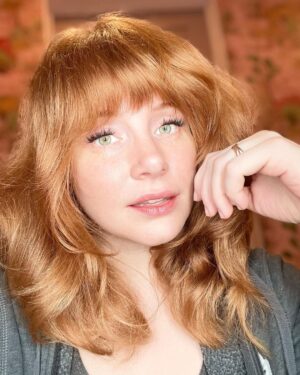 Bryce Dallas Howard Instagram - My response when people ask how I’m liking my new makeup vanity 💕⁣
⁣
Check out my reels to see how this look came to be 👀⁣
⁣
[ID: A glam selfie of Bryce looking into camera with her left hand to her face]