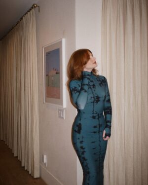 Bryce Dallas Howard Instagram - Many things to toast this weekend 🥂 A @universalpictures family reunion for the ages, 3 weeks until the @argyllemovie premiere, a fresh haircut from @misterjasonlow, and most importantly, my hot date @stealthgabel 💋

📸: @andiejjane 

[ID: Debuting a middle part after many, many years, BDH wears her hair down and a fitted long-sleeve dress with a moss & black dye print. As she gets ready for the Universal Pictures party, she takes photos around the house and with the ever-handsome Seth Gabel.]