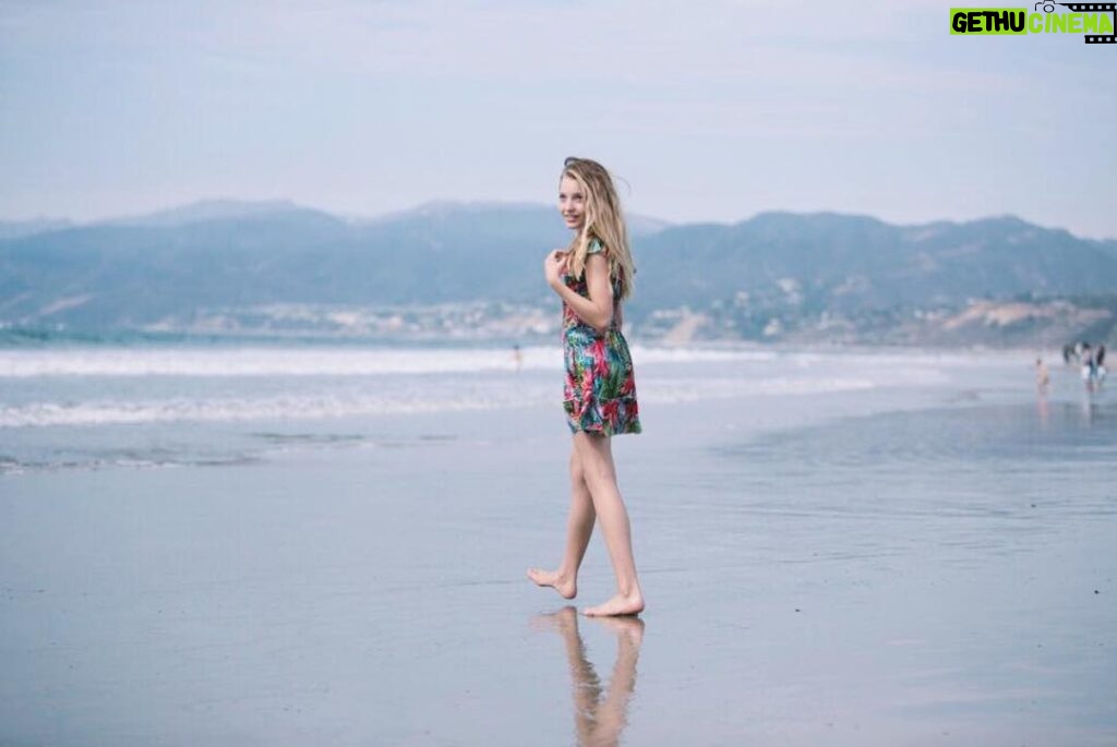 Brynn Rumfallo Instagram - Wishing I was at the beach rn🌸