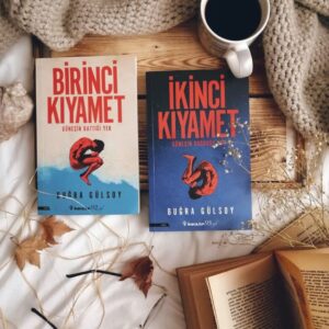 Buğra Gülsoy Instagram - “Önce Dünyaya Atıldım, Sonra Dünyadan!” 📚Saniyeler, dakikalar, haftalar, aylar, seneler, şimdi-şu an; bugün, dün, yarın... Bunlar sadece onu kontrol etme çabamızmış: Kendimizi kaybolmuş hissetmemek için birer çare. Onu hesaplamaktan ileriye gidememişiz hiç. Zamanı kendi içinde bulunduğumuz aralığa göre hesaplamışız hep. Ama o bir bütünmüş, ben sadece onun bir bütün olduğunu unuttum ya da unutmak istedim, işime gelmedi. Nereden bilebilirdim ki; kendi zamanımda yaktığım bir kibritin benden sonraki zamanları kasıp kavuracağını. Çözüm mü? Maalesef. İçi sonsuz keder dolu acımasız sonuçlar sadece.

“Sular yükseldikçe balıklar karıncaları yer, sular çekildikçe de karıncalar balıkları. Her şeye karar veren suyun akışıdır Sabri, bunu unutma,” demişti Tevfik Öğretmen, uzak güneyde kör bir kara keşişten bu sözü duyduğunda. Genç olmamın vermiş olduğu bilgisizliği kibirlerimin ardına saklamıştım: “Her türlü biri diğerini yiyecek, ne anlamı var ki?” Gözleri üzerine oturan tebessüm sorduğum soruya değil, kendi cevabına aitti: “O zaman sende suya girme”. Suya girmemek mi? Bir korkak olarak mı yaşamam gerektiğini söylüyordu bana? Bu satırları yazarken ne demek istediğini biliyorum şimdi. Ama her şey için çok geç artık. Önce dünyaya atıldım, sonra da dünyadan. Zamanıma ait karanlık bir yolculuğa çıkmak zorunda kalan ve bir insanın asla şahit olmaması gereken şeylere tanık olan ben, tüm kıyametlerin nedeni oldum. Bütün zaman benim yüzümden çöktü!
(Güneşin Battığı Yer, 1912)