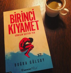 Buğra Gülsoy Instagram - “Yaşanmış, akıl almaz bir hayat hikayesinden...” 
“Saniyeler, dakikalar, haftalar, aylar, seneler, şimdi-şu an; bugün, dün, yarın... Bunlar sadece onu kontrol etme çabamızmış: Kendimizi kaybolmuş hissetmemek için birer çare. Onu hesaplamaktan ileriye gidememişiz hiç. Zamanı kendi içinde bulunduğumuz aralığa göre hesaplamışız hep. Ama o bir bütünmüş, ben sadece onun bir bütün olduğunu unuttum ya da unutmak istedim, işime gelmedi. Nereden bilebilirdim ki; kendi zamanımda yaktığım bir kibritin benden sonraki zamanları kasıp kavuracağını. ⁣
Çözüm mü? Maalesef. İçi sonsuz keder dolu acımasız sonuçlar sadece.” (Birinci Kıyamet, Güneşin Battığı Yer) #birincikıyamet