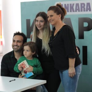 Buğra Gülsoy Instagram - İlk imza günümde beni yalnız bırakmayan Ankara okurlarına sonsuz teşekkürler 🙏🏻 Haftaya (27 Ekim Pazar) yeniden aynı yerde -ATO Congresium’da- görüşmek üzere ⭐️📕 #birincikıyamet