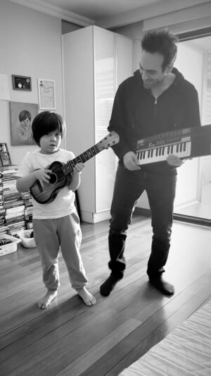 Buğra Gülsoy Instagram - 🎸🎹☀️