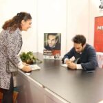 Buğra Gülsoy Instagram - Hem söyleştik, hem imzalaştık… 🎙️✍🏻 İlginiz için teşekkürler Merzifon ✨ 📚