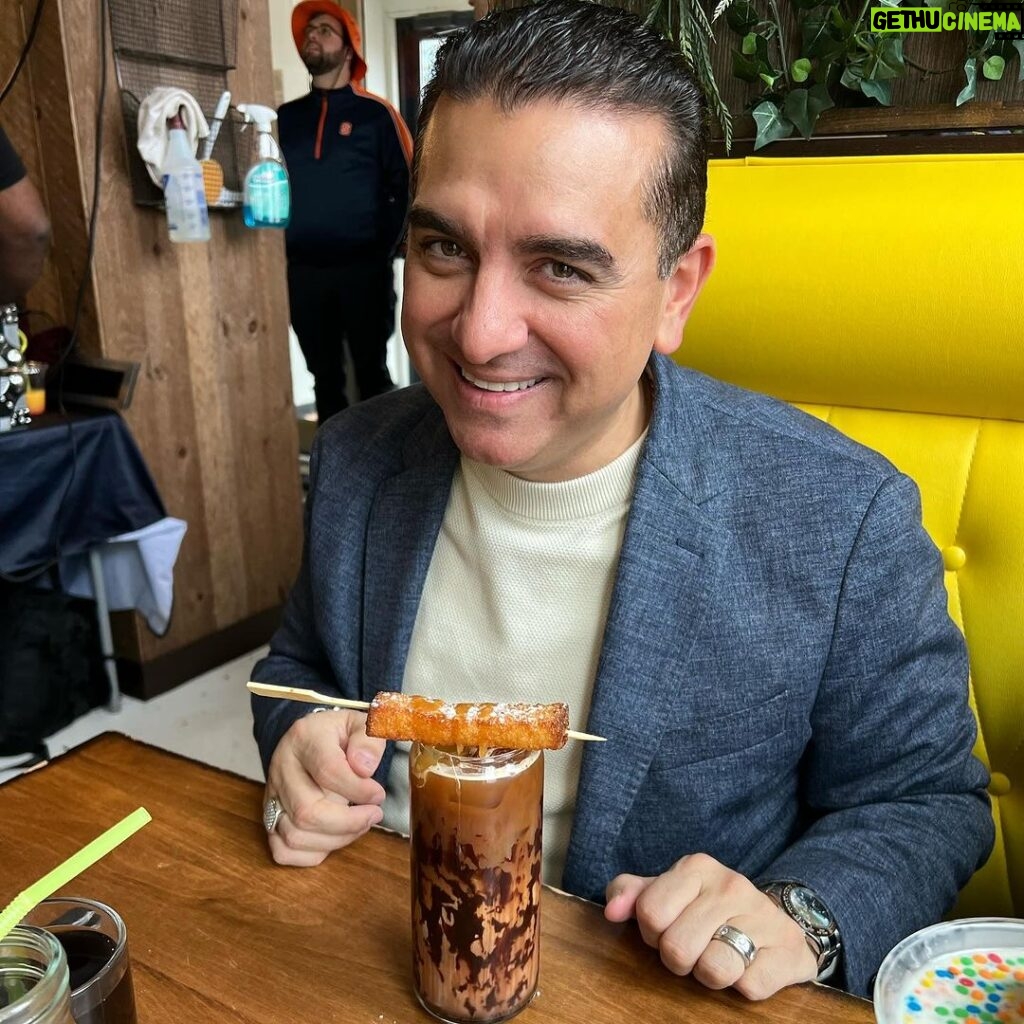 Buddy Valastro Instagram - Visiting @buddyvalastrojr_ @syracuseu and had an amazing breakfast at @risenshinediner Top-notch service, delicious food and a perfect start to the day! #FamilyTime #SyracuseEats #breakfastofchampions Rise N Shine Diner