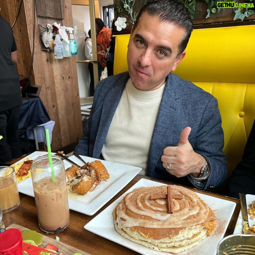 Buddy Valastro Instagram - Visiting @buddyvalastrojr_ @syracuseu and had an amazing breakfast at @risenshinediner Top-notch service, delicious food and a perfect start to the day! #FamilyTime #SyracuseEats #breakfastofchampions Rise N Shine Diner