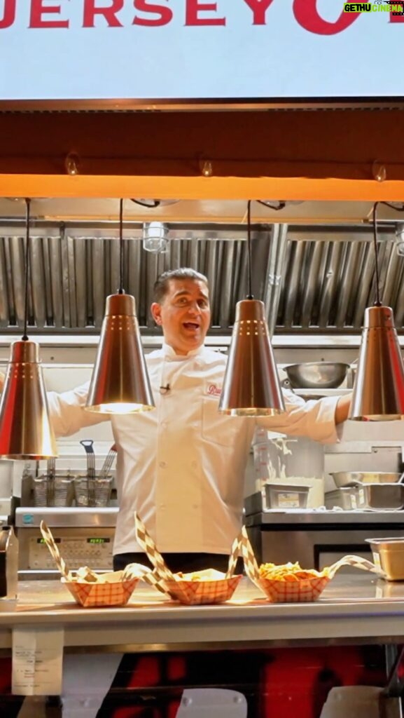 Buddy Valastro Instagram - Order Up! The Boss of Late Night serves up all the #JerseyEats goodness until 3am! #buddyvalastro #foodtruck #vegas #thelinq #latenighteats #openlate Las Vegas Strip