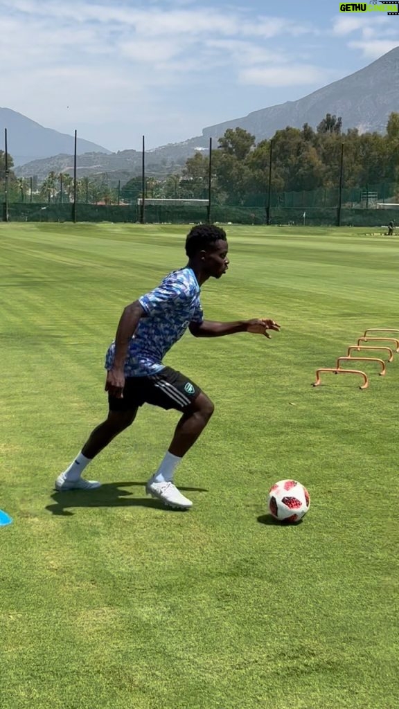 Bukayo Saka Instagram - Stay Working 🥷🔜 ⚽️⏳