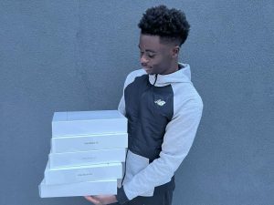 Bukayo Saka Instagram - Competition Time! 💻 🎁 

As the New Year begins its a fresh start to create opportunities and chase our dreams. I have decided to give away 5 Apple laptops to aspiring entrepreneurs, creatives and professionals to support your journeys in 2023. 

To win, all you have to do is tag your business in the comment section. I'll DM 20 accounts from the comments where you'll tell me your story and goals for the New Year and then after that we will pick the 5 winners !

Competition closes 5th Jan 2023. Happy tagging my IG Family - excited to support your journeys 🙏🏿