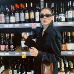 Burcu Özberk Instagram - Yağmurlu bir pazar günü yapılacaklar; 🍷🎶💬🍕