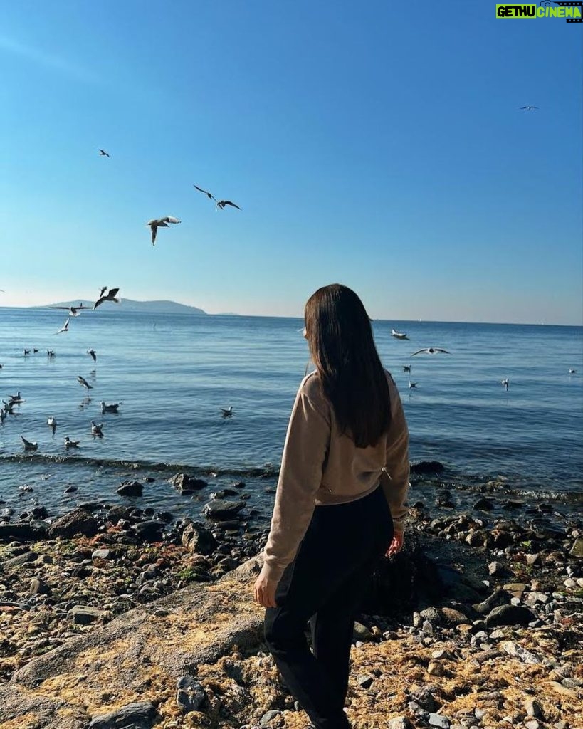 Burcu Özberk Instagram - Arkada “Hayat Sevince Güzel” çalıyor. 🤍