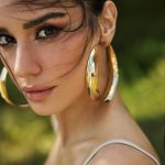 Burcu Kiratli Instagram - 🖤 🪶 But first #close-up 💫 😉 @womensshinemag @emrekaratasoglu @erkanuluc @senaerdemirr