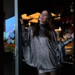Burcu Kiratli Instagram - 🖤🪩🪄🫠 ———————————💫💫————————————- Eve ailesinin yeni bebeği “Your Beauty Solution “ marka yüzü olmak hem çok eğlenceli hem çok keyifli 🥹🫠 inanılmaz dinamik bi ekiple ve Harika bi lansmanla ilk kez reklam filmimizi dün izledik 🤩 Yakında büyük bir heyecanla sizlerleeeeee 🥹🫠🫠🩷🩷 @eveshoptr 🩷🥳