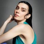 Burcu Kiratli Instagram - ❤️🌈🥰 @samdanplus with @make_repost ・・・ Pozitif, ışıl ışıl, coşku dolu bir isim Burcu Kıratlı. Daha da önemlisi öyle gerçek ki, enerjisi bir anda karşısındakini de sarıyor, sempatik tavırlarıyla kendine hayran bırakıyor. Genç oyuncu şimdilerde Jowe Cosmetic ile gerçekleştirdiği işbirliğinin heyecanı içinde ama diğer bir taraftan da anlatacakları bununla sınırlı değil aslında. Ona niye bu denli içimizin ısındığının en net cevabı ise sorularımıza verdiği samimi yanıtlarda. Röportajın tamamı Şamdan Plus yeni sayısı ve samdan.com.tr'de.✨ ————————❤️———————- Fotoğraflar @larasayilganofficial Moda editörü @rutkayozis Makyaj @rifatyuzuak Saç @feritbelli