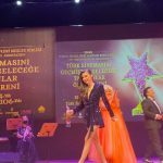 Burcu Kiratli Instagram - Türk Sinemasının 106. Yılında “Türk Sinemasını Geçmişten Geleceğe Taşıyanlar” ödülünü almak çok büyük onurdu.. ve çok heyecanlandım 🥰🥰 Biz yeni nesil oyuncular olarak Türk sinemasını en gerçek duygularla en güzel sekılde temsil etmeye devam edeceğiz 🙏🏻🙏🏻❤️ Teşekkürler Se.Sam 🙏🏻