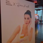 Burcu Kiratli Instagram - 🖤🪩🪄🫠 ———————————💫💫————————————- Eve ailesinin yeni bebeği “Your Beauty Solution “ marka yüzü olmak hem çok eğlenceli hem çok keyifli 🥹🫠 inanılmaz dinamik bi ekiple ve Harika bi lansmanla ilk kez reklam filmimizi dün izledik 🤩 Yakında büyük bir heyecanla sizlerleeeeee 🥹🫠🫠🩷🩷 @eveshoptr 🩷🥳