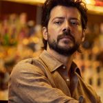Álvaro Morte Instagram - "Con 48 años sigo teniendo espíritu rockero... y me siento orgulloso". Siempre es un placer hablar con @alvaromorte y en esta ocasión nuestra conversación nos lleva a la moda, a la fama, a rodar una peli de terror con Sydney Sweeney y hasta a la religión. No te pierdas todo lo que el actor nos tiene que contar en el link de la Bio y a partir del viernes en todos los quioscos. ✍️ @a_luengo78 📸 @sergiponsphoto 👔 @jesuscicero 👉 follow @esquirees 🔔 ¡Recuerda activar las notificaciones de @esquirees para no perderte ninguno de nuestros posts!