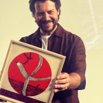 Álvaro Morte Instagram - El pasado viernes tuve el honor de compartir el Premio Rayo Verde que otorgan @greenpeace_esp y @academiadecine con un puñado de compañeros impresionantes a los que admiro profundamente, no solo por su calidad artística, también por su compromiso con el medio ambiente. Elena Anaya @carlosbardemoficial y todos los demás, sois un ejemplo. Gracias a todos, sois inspiradores. 💚