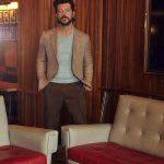 Álvaro Morte Instagram - "Con 48 años sigo teniendo espíritu rockero... y me siento orgulloso". Siempre es un placer hablar con @alvaromorte y en esta ocasión nuestra conversación nos lleva a la moda, a la fama, a rodar una peli de terror con Sydney Sweeney y hasta a la religión. No te pierdas todo lo que el actor nos tiene que contar en el link de la Bio y a partir del viernes en todos los quioscos. ✍️ @a_luengo78 📸 @sergiponsphoto 👔 @jesuscicero 👉 follow @esquirees 🔔 ¡Recuerda activar las notificaciones de @esquirees para no perderte ninguno de nuestros posts!