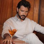 Álvaro Morte Instagram - "Con 48 años sigo teniendo espíritu rockero... y me siento orgulloso". Siempre es un placer hablar con @alvaromorte y en esta ocasión nuestra conversación nos lleva a la moda, a la fama, a rodar una peli de terror con Sydney Sweeney y hasta a la religión. No te pierdas todo lo que el actor nos tiene que contar en el link de la Bio y a partir del viernes en todos los quioscos. ✍️ @a_luengo78 📸 @sergiponsphoto 👔 @jesuscicero 👉 follow @esquirees 🔔 ¡Recuerda activar las notificaciones de @esquirees para no perderte ninguno de nuestros posts!