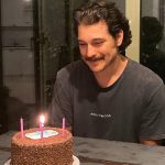 Çağatay Ulusoy Instagram - Yaptığınız iyiliklere vesile olmanın mutluluğunu yaşıyorum yeni yaşımda. Bu mumu üflerken güzel kalplerinizin hep iyilikle ,mutlulukla karşılaşacağı bir hayat diliyorum sizlere. Bütün hediyeleriniz ve iyi dilekleriniz için çok teşekkür ederim. // I’m very greatful for the great cause that you guys have done on behalf of me. While blowing out this candle, I wish healthy and happy life for each one of you. Thank you all.