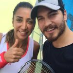 Çağatay Ulusoy Instagram - İlkleri başaran, yapılamaz deneni yapan insanlara her zaman saygı duyarım. Rio 2016 Olimpiyatlarında teniste ülkemizi temsil edecek ilk sporcu olan Çağla ile tanışmak isteme sebebim de buydu aslında. Gençlik ve Spor Bakanlığı sayesinde de geçen hafta Çağla ile tanışma ve sohbet etme fırsatı buldum. Çağla tenis için yaşayan, bizim izlerken bile yorulacağımız antrenmanları rutin olarak yapan ve sağlam adımlarla zafere yürüyen gerçek bir sporcu. Çağla’nın pozitif enerjisi sayesinde kortta onu görünce hemen raketi alıp karşısına geçtim. İlk dersi orada ayaküstü yaptık, Rio dönüşü devam edeceğiz artık :) Çağla’nın yarınki ilk maçında yine heyecan ve büyük bir gururla ekran başında olacağım. Bu gururu bize yaşattığın için teşekkürler @caglabuyukakcay! Biz bütün Türkiye tek yürek seninle olacağız, başarılar! #teamTR #teamTürkiye #tekbayraktekyurek #Rio2016 #olimpiyatruhu I have always respected pioneers and those who makes the impossible possible. This is why I wanted to meet Çağla Büyükakçay who is going to represent Turkey for the first time in tennis at the Olympics. Thanks to Turkish Youth and Sports Ministry, I had the chance to meet and greet with her last week. Çağla is a dedicated athlete who lives for tennis, and who walks on her path to success with solid steps. Çağla’s positive energy made me want to grab a racket and face her on court. That was our first lesson but we will continue training together after Rio 2016 J Tomorrow I’ll be watching Çağla once again with huge excitement and pride while she’s playing her first match. Thank you for making us proud @caglabuyukakcay ! Turkey, banded together, supports you! Good luck!