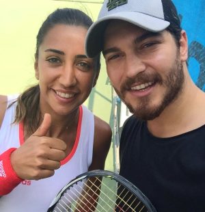 Çağatay Ulusoy Instagram - İlkleri başaran, yapılamaz deneni yapan insanlara her zaman saygı duyarım. Rio 2016 Olimpiyatlarında teniste ülkemizi temsil edecek ilk sporcu olan Çağla ile tanışmak isteme sebebim de buydu aslında. Gençlik ve Spor Bakanlığı sayesinde de geçen hafta Çağla ile tanışma ve sohbet etme fırsatı buldum. Çağla tenis için yaşayan, bizim izlerken bile yorulacağımız antrenmanları rutin olarak yapan ve sağlam adımlarla zafere yürüyen gerçek bir sporcu. Çağla’nın pozitif enerjisi sayesinde kortta onu görünce hemen raketi alıp karşısına geçtim. İlk dersi orada ayaküstü yaptık, Rio dönüşü devam edeceğiz artık :) Çağla’nın yarınki ilk maçında yine heyecan ve büyük bir gururla ekran başında olacağım. Bu gururu bize yaşattığın için teşekkürler @caglabuyukakcay! Biz bütün Türkiye tek yürek seninle olacağız, başarılar! #teamTR #teamTürkiye #tekbayraktekyurek #Rio2016 #olimpiyatruhu 
I have always respected pioneers and those who makes the impossible possible. This is why I wanted to meet Çağla Büyükakçay who is going to represent Turkey for the first time in tennis at the Olympics.  Thanks to Turkish Youth and Sports Ministry, I had the chance to meet and greet with her last week. Çağla is a dedicated athlete who lives for tennis, and who walks on her path to success with solid steps. Çağla’s positive energy made me want to grab a racket and face her on court. That was our first lesson but we will continue training together after Rio 2016 J Tomorrow I’ll be watching Çağla once again with huge excitement and pride while she’s playing her first match. Thank you for making us proud @caglabuyukakcay ! Turkey, banded together, supports you! Good luck!