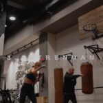 Çağla Şıkel Instagram - Çok soru geliyor hatta en yakınlarım bile soruyor neden 4gün boyunca 6 antrenman yaptın Olimpiyatlaramı katılacaksın diye🙈 Sormakta haklısınız biraz abartılı gelebilir bunca yoğunlugun içerisinde ama amacımız konfor alanın dışına çıkmak, tüm fiziksel ve zihinsel sınırlarımın ötesine geçmekti. Bu arada zihnim bu 4 günü fiziksel gücümün ötesinde daha çok sabote etti … Günde 2 antranmanmı yapılır ? yorgunum of pof yeter diyen abartmaya ne gerek var yeterince yaptın gecenin köründe spormu yapılır diyen, bırakırsan hiçbir şey olmaz bir günde yapmayıver ne gerek var diyen bedenim diil zihnimdi…Sakince onun dırdırınnı dinleme ve gözlemleme şansım oldu ama sölediklerini yapmadım… Fiziksel kazanımlarımın dısında kendi zihnimi eğitmeyi öğrendiğim bi yoldayım. Bu yolda bana eşlik eden Burak hocama ve bujindeki tüm hocalarıma minnettarım. Gördüm ki zihnimi susturmayı başardığımda sınırların olmadığı bir dünya ,limitlerden özgürleşmiş korkusuz bir çağla var …🤘 Video için @ceyhunworks çok teşekkürler 🙏🏻 #reklam