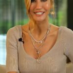 Çağla Şıkel Instagram - Herkese merhaba :) PRGF uygulamalarını daha önce duydunuz mu? @irclinictr ‘den Dr. @eliifinac PRGF uygulamalarının ne olduğunu, hangi koşullarda ve kimlere uygulanabileceğini anlattı. PGRF’nin saç ve cilt üzerindeki etkilerinin yanında ortopedi alanındaki faydalarından konuştuk. Aklınıza takılan ve merak ettiğiniz soruları aşağıya yazabilirsiniz. Yorumlarınızı da çok merak ediyorum. Videonun tamamı #YouTube ‘da! Sağlık dolu günler hepimizin olsun :) #işbirliği #reklam
